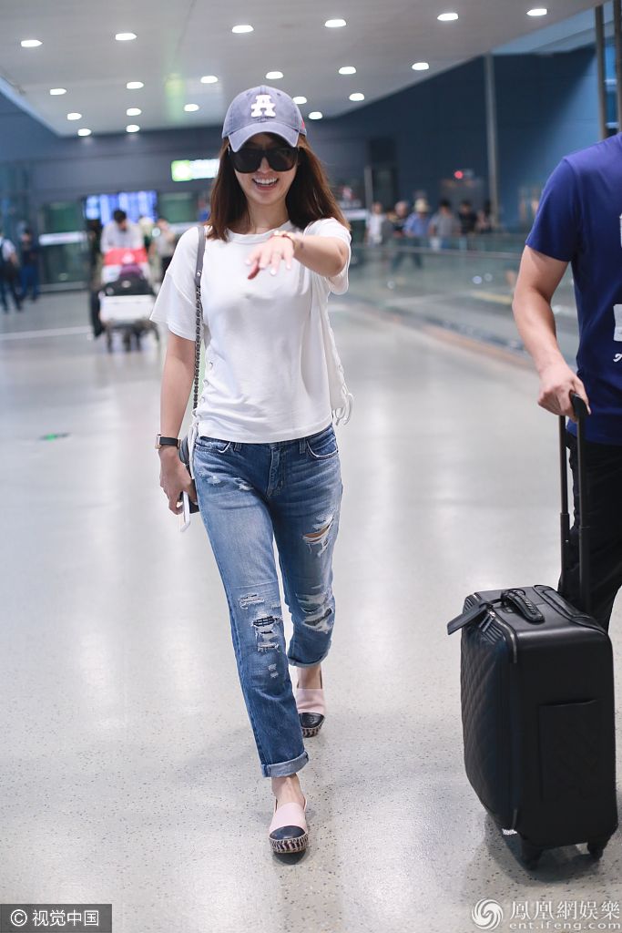 林心如屡次被黑依旧笑嘻嘻对镜头 装束简单难掩少女活泼气质