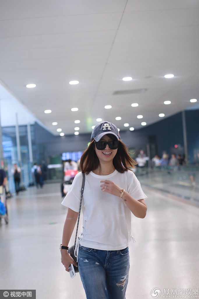 林心如屡次被黑依旧笑嘻嘻对镜头 装束简单难掩少女活泼气质