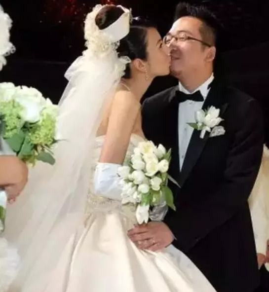 名模放弃事业嫁豪门，婚后发现丈夫有7个娃分属5个妈