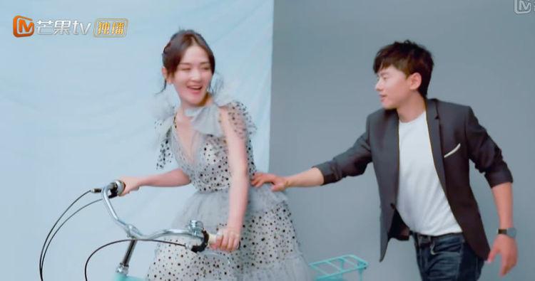 谢娜骑车时张杰小心呵护，难怪谢娜爱了他那么多年！