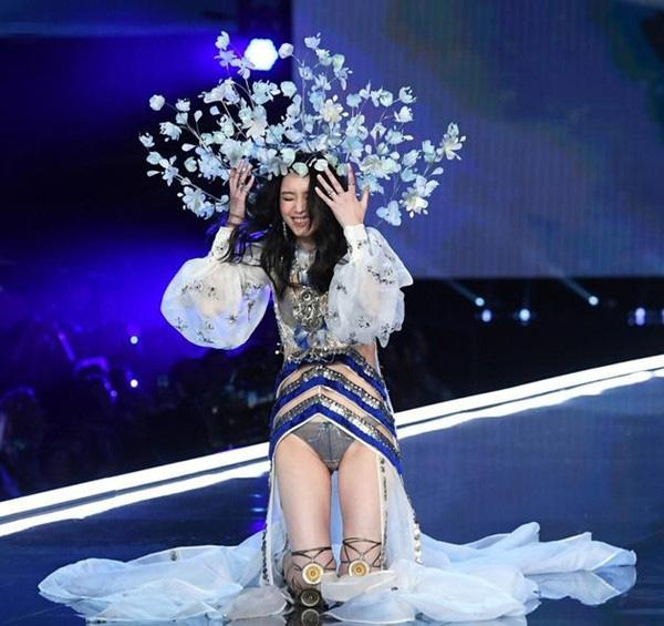 一跤摔出史上最大失误 奚梦瑶今年还将重返维秘？