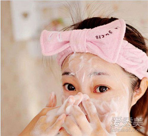 去角质在洗脸前还是洗脸后 去角质在洗面奶之前吗