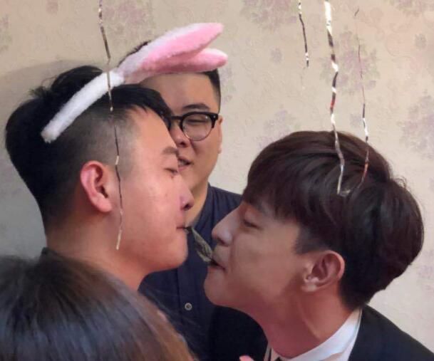 2.jpg 为了帮好友也是拼了 邓伦穿粉红色裙子当伴郎