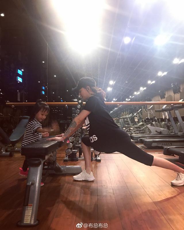 欧弟老婆产前不忘化妆，分娩时放嘻哈舞曲，堪称地表最强孕妇