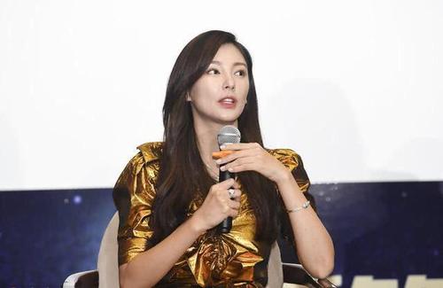 张雨绮一身“锡箔纸”惊艳亮相 全程甜笑女人味十足