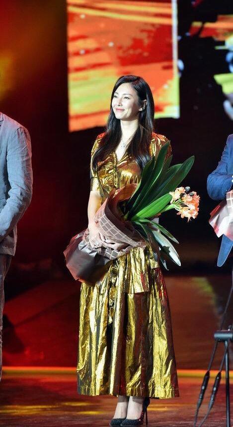 张雨绮一身“锡箔纸”惊艳亮相 全程甜笑女人味十足