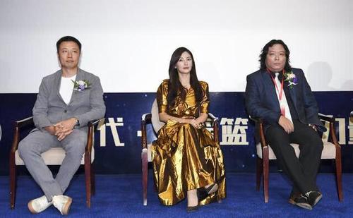 张雨绮一身“锡箔纸”惊艳亮相 全程甜笑女人味十足