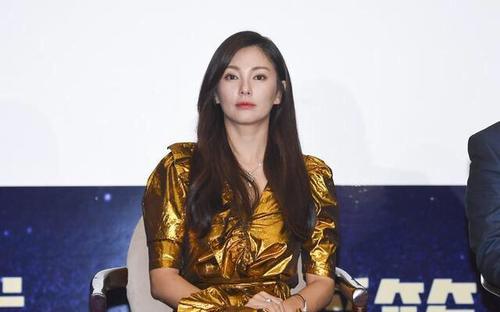 张雨绮一身“锡箔纸”惊艳亮相 全程甜笑女人味十足