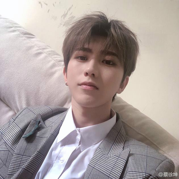 正能量偶像!蔡徐坤鼓励粉丝好好学习:一起努力