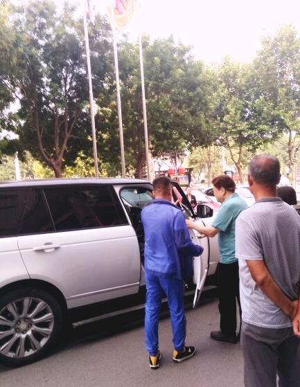 76岁原央视主持人赵忠祥近照  身体硬朗老当益壮