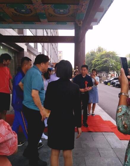 76岁原央视主持人赵忠祥近照  身体硬朗老当益壮