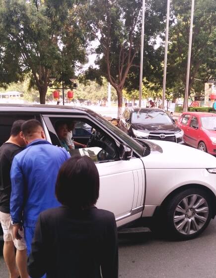 76岁原央视主持人赵忠祥近照  身体硬朗老当益壮