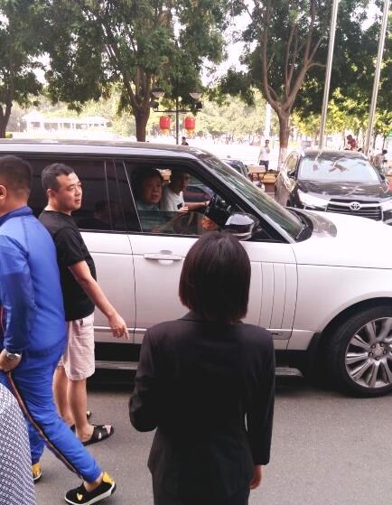 76岁原央视主持人赵忠祥近照  身体硬朗老当益壮