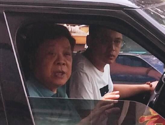 76岁原央视主持人赵忠祥近照  身体硬朗老当益壮