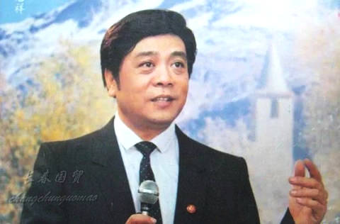 76岁原央视主持人赵忠祥近照  身体硬朗老当益壮