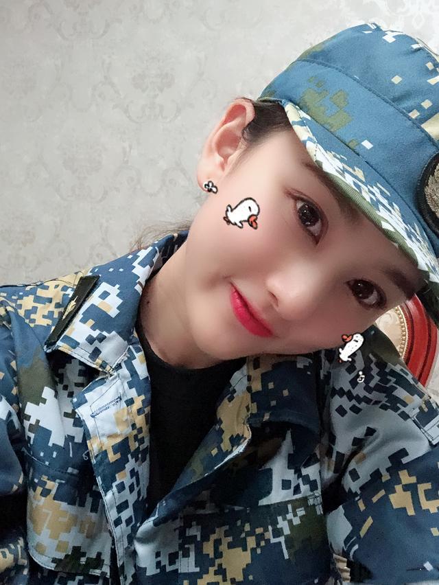 宋祖儿晒军训照清纯可爱，自嘲要去美黑了