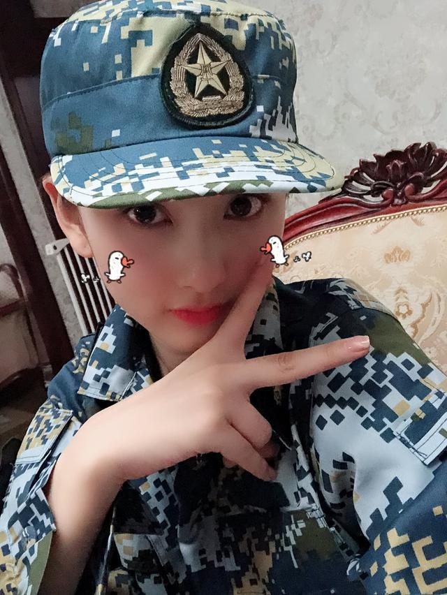 宋祖儿晒军训照清纯可爱，自嘲要去美黑了