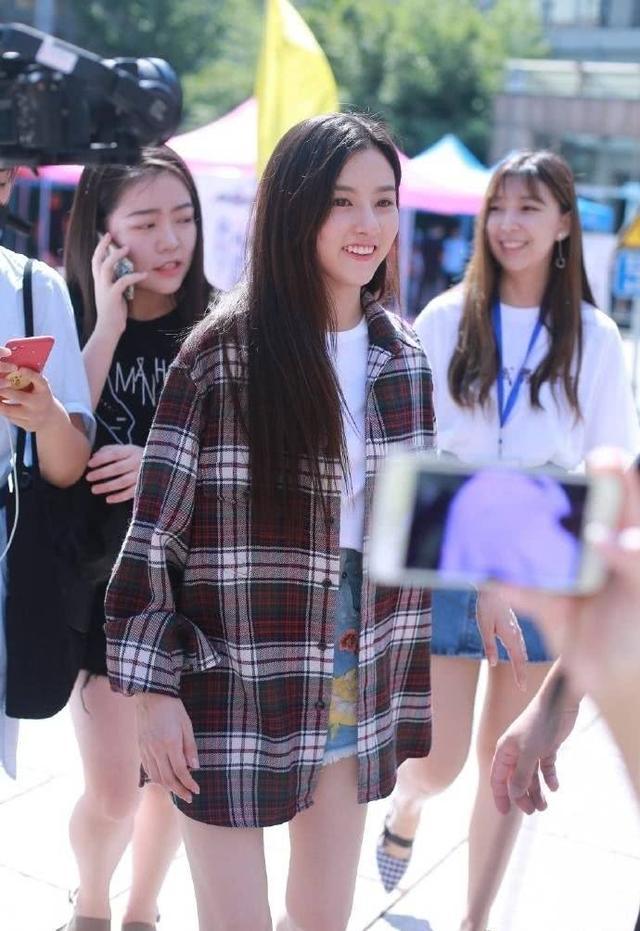 宋祖儿晒军训照清纯可爱，自嘲要去美黑了