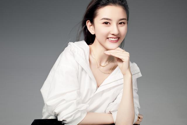 宋祖儿晒军训照清纯可爱，自嘲要去美黑了
