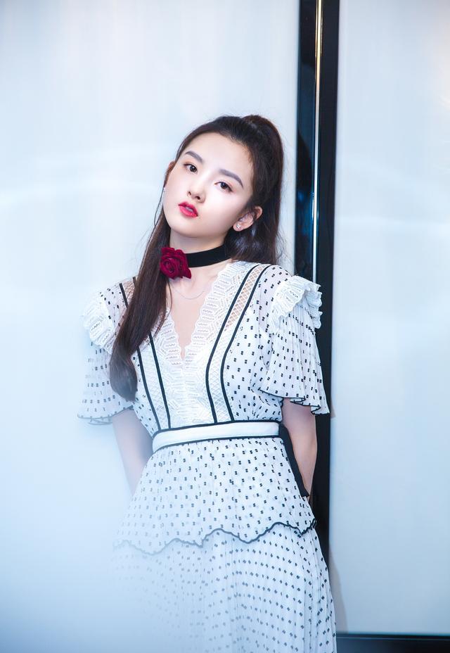 宋祖儿晒军训照清纯可爱，自嘲要去美黑了