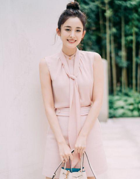 古力娜扎穿“莫兰迪色裙” 大小鼻孔却出戏