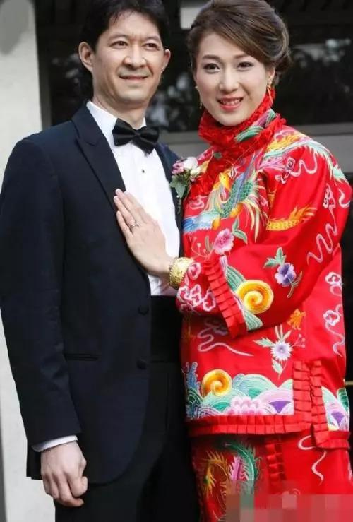 跑到国外奉子成婚？原来找了个圈外人，如今二胎都有了