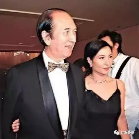 她是赌王最疼爱的女儿，如今44岁成这样？