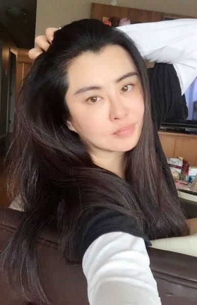 黎姿似少女、王祖贤露粗腰，港片女神如何体面收场