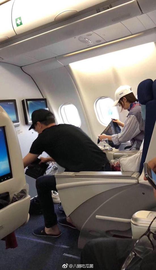 赵丽颖冯绍峰同乘飞机被偶遇 都8102年了还不公开恋情吗？