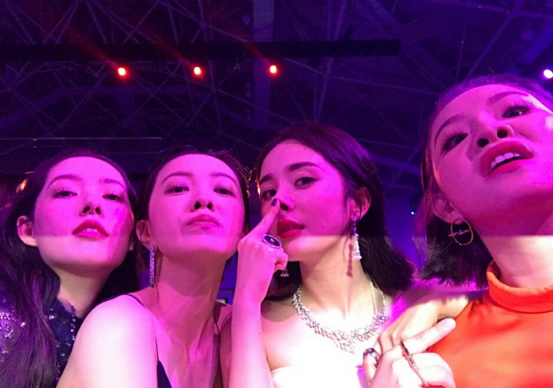 谢依霖喜得千金 在水里生产自夸超猛！