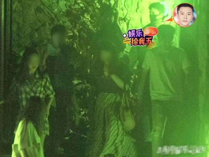 贾乃亮深夜与女友人聚餐 戴口罩走最后刻意拉开距离避嫌