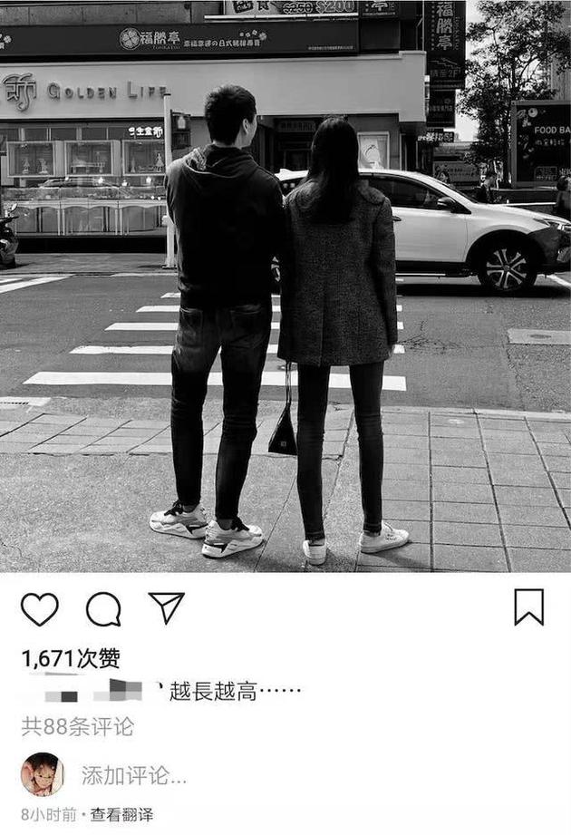 信罕见晒与女儿同框照 19岁苏婕一双长腿很吸睛